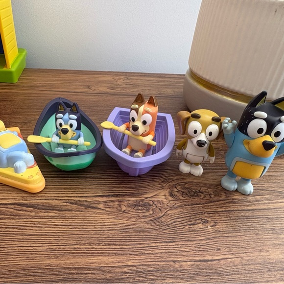 Bluey Figure Lot w/ Canoes & Family Characters - Picture 4 of 5